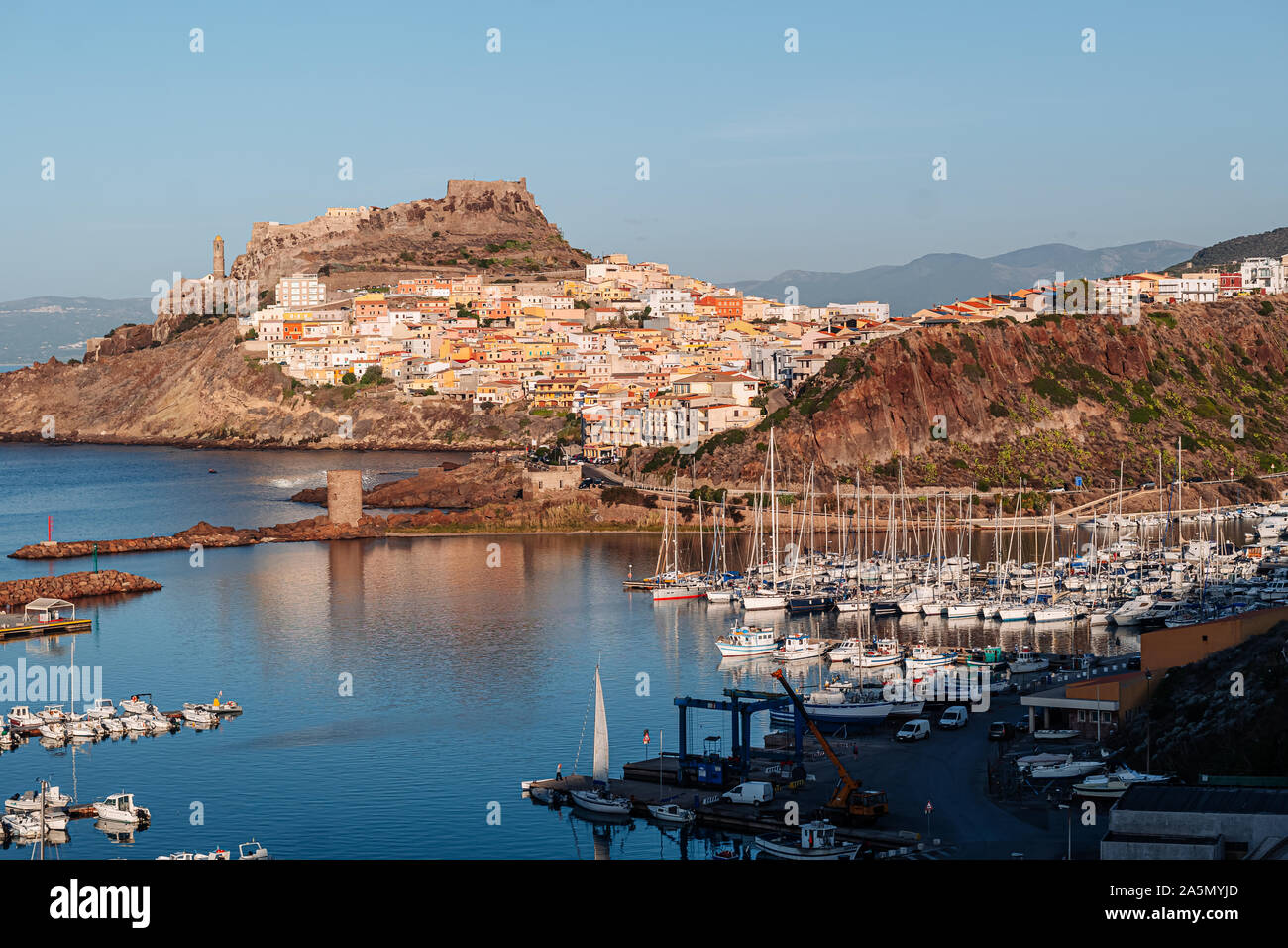 Splendida vista panoramica di Castelsardo, un villaggio storico nel nord-ovest della Sardegna Foto Stock