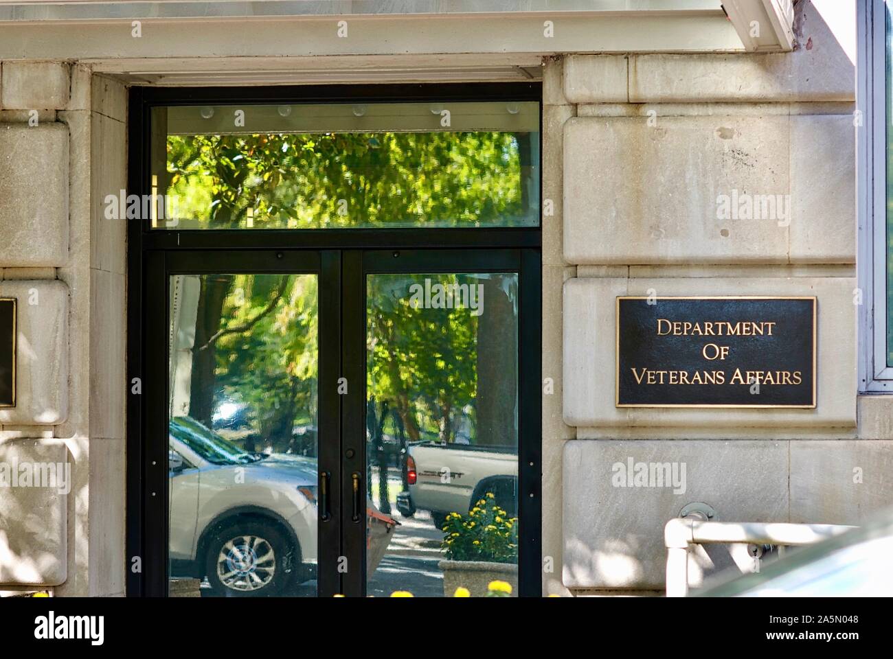 Washington, D.C. / Stati Uniti d'America - 15 Ottobre 2019: automobili sono riflesse in un reparto degli affari di veterani edificio ingresso vicino alla Casa Bianca. Foto Stock