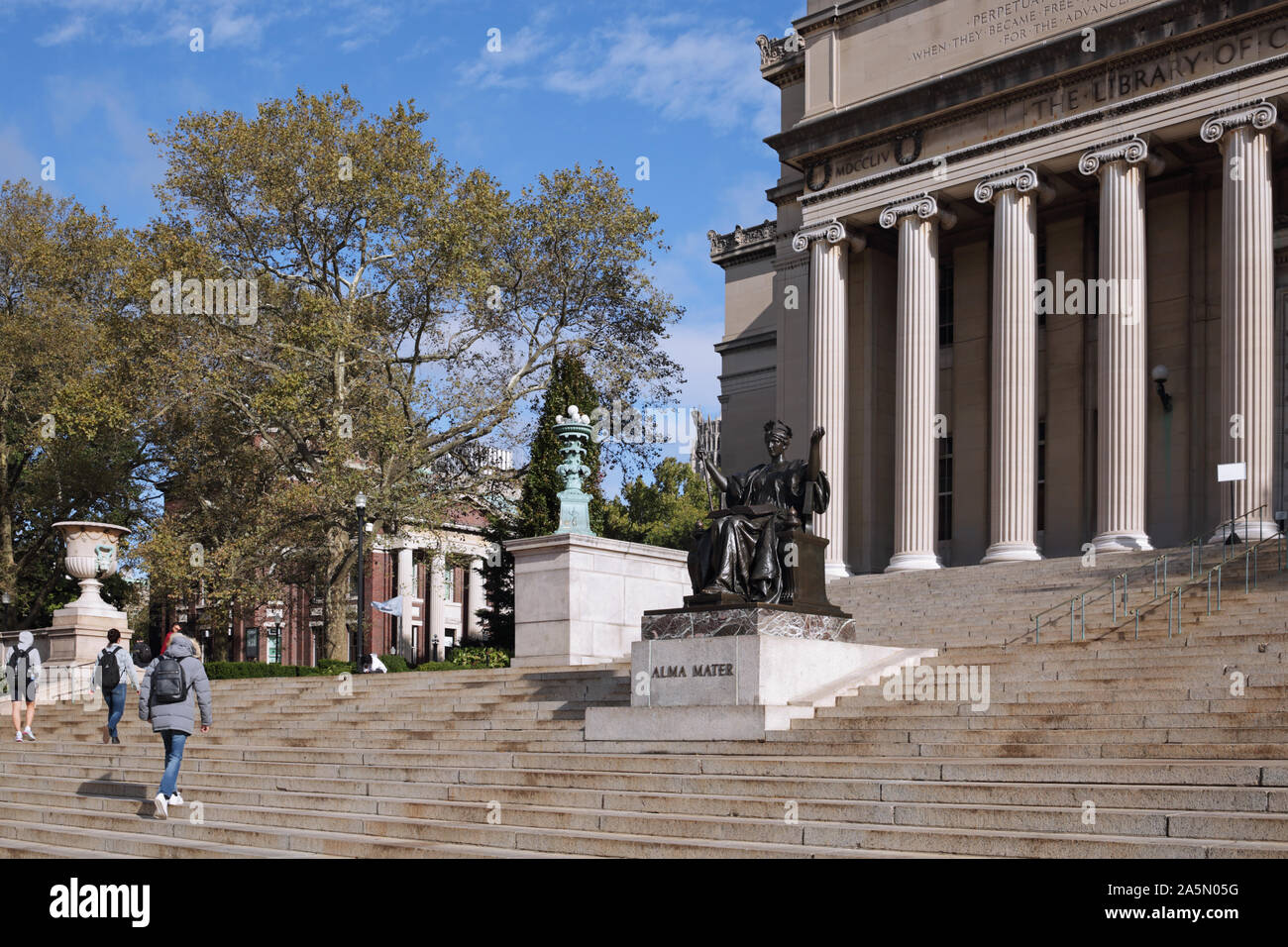 La Columbia University campus in Morningside Heights, New York, Stati Uniti d'America. Bassa Memorial Library. La bassa passi con l'Alma Mater statua. Foto Stock