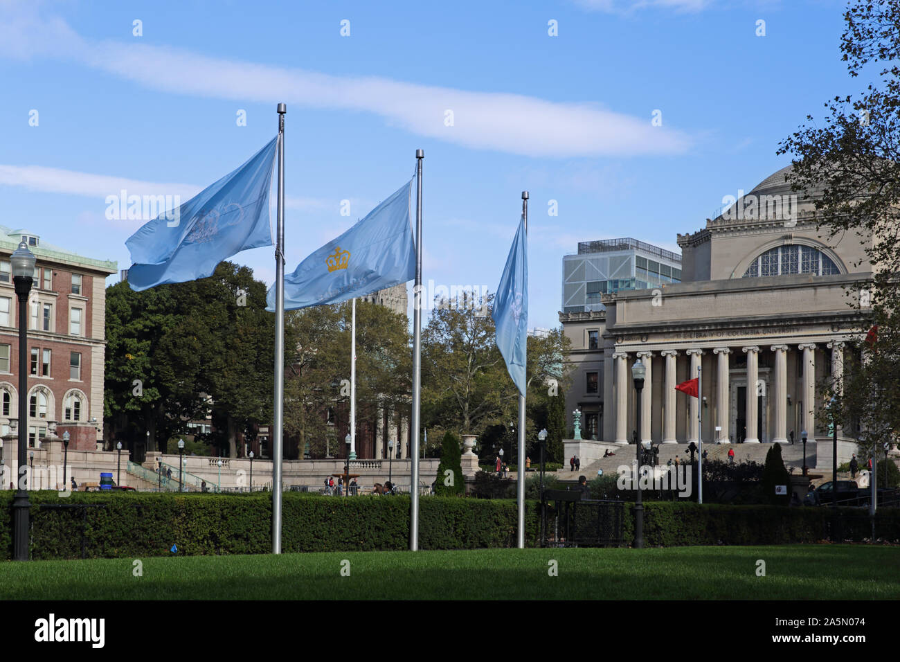 La Columbia University campus in Morningside Heights, New York, Stati Uniti d'America. Bassa Memorial Library. College bandiere. Foto Stock