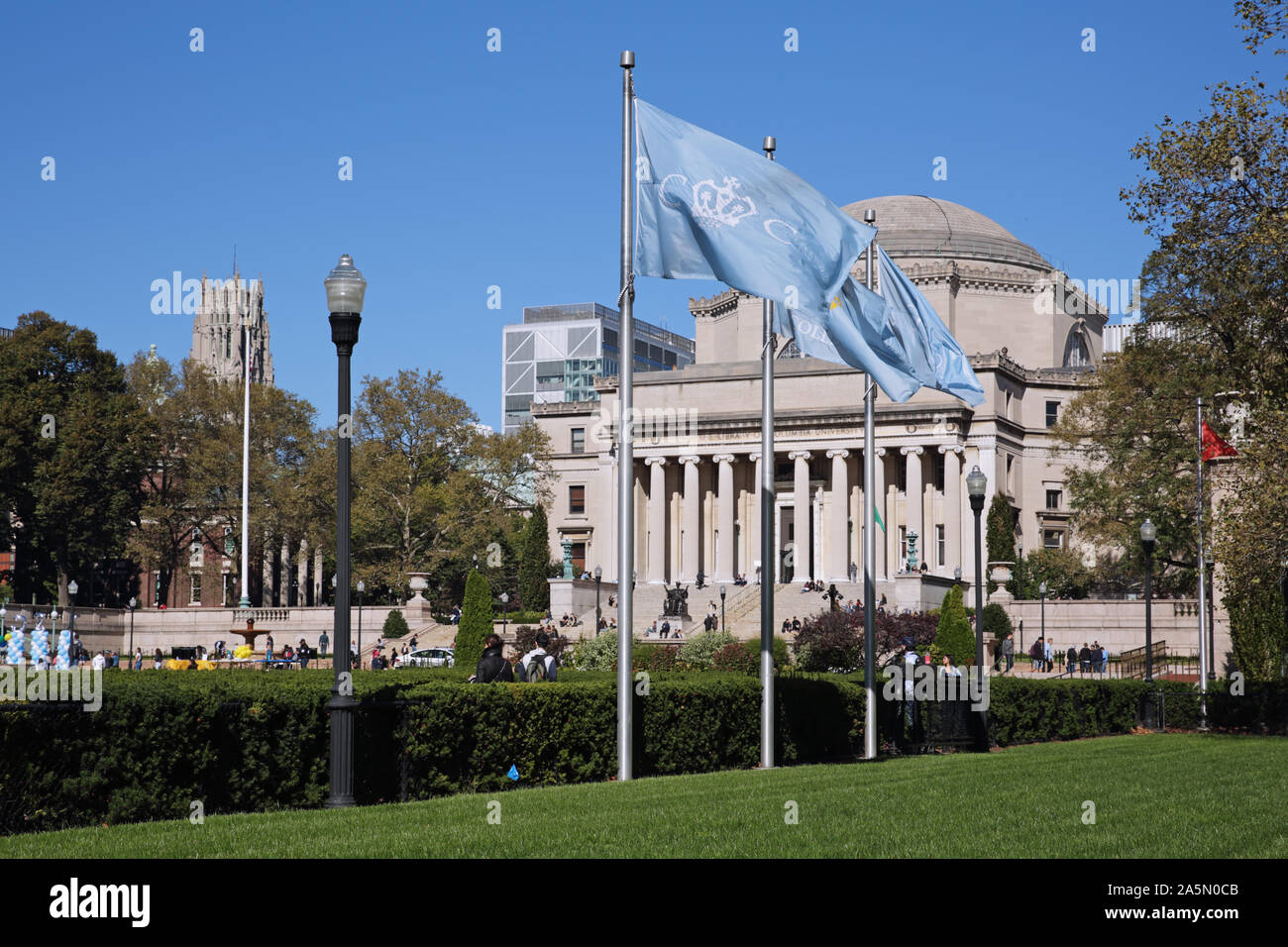 La Columbia University campus in Morningside Heights, New York, Stati Uniti d'America. Bassa Memorial Library. Columbia College, Columbia School of Engineering, bandiere Foto Stock