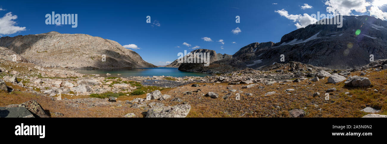 Un'immagine pomeridiana del lago 10988, le scogliere marroni con la montagna conosciuta come "la Fortezza" sullo sfondo. Wind River Range, Wyoming Foto Stock