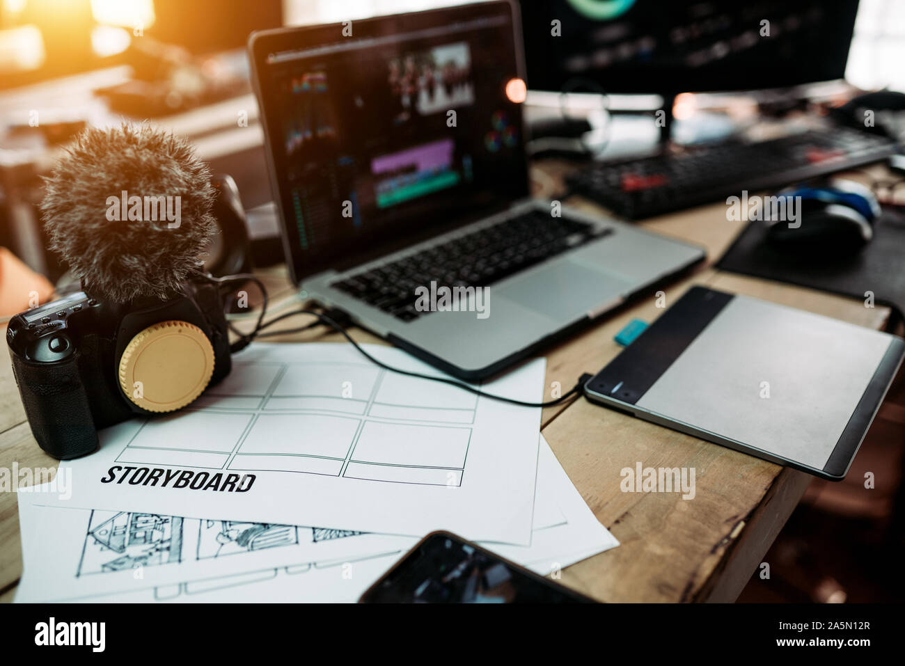 Chiudere lo storyboard contenuto della programmazione della produzione media del blogger o Vlog e il laptop e la fotocamera sul banco di lavoro Foto Stock
