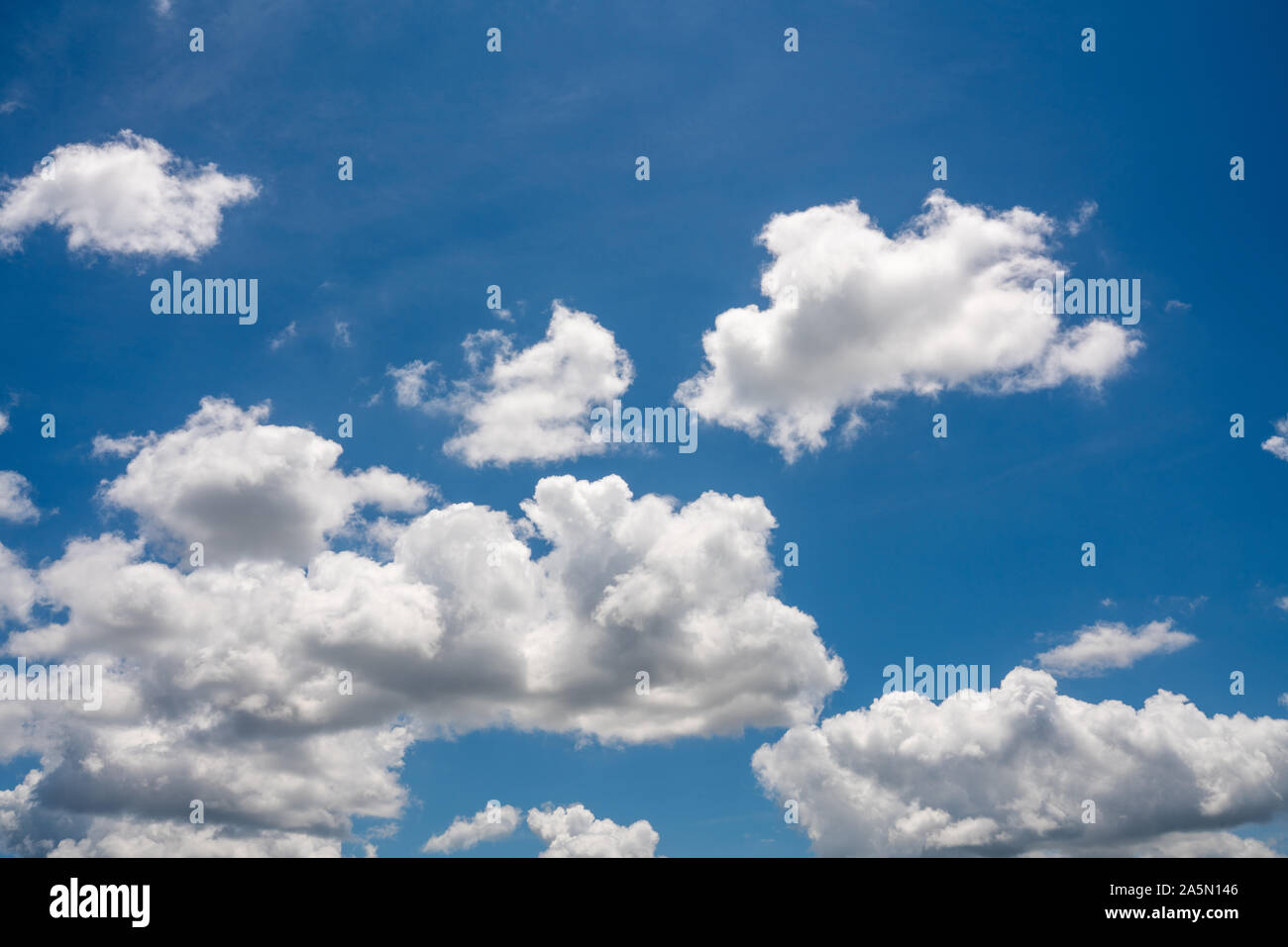 Sole nuvoloso cielo blu cloudscape Foto Stock