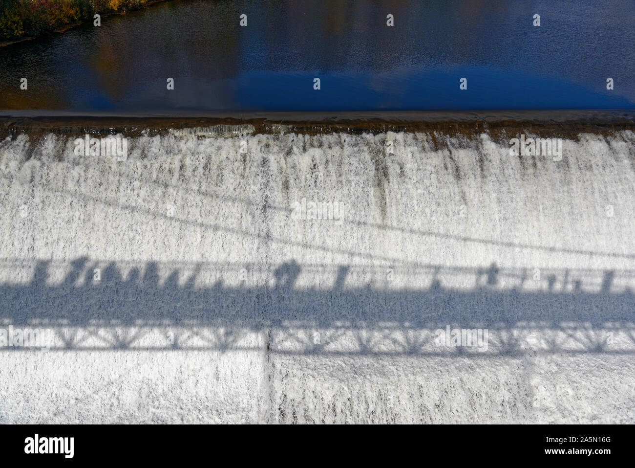 Ombre di persone sulla passerella a scivolo Montmorency, Quebec, Canada Foto Stock