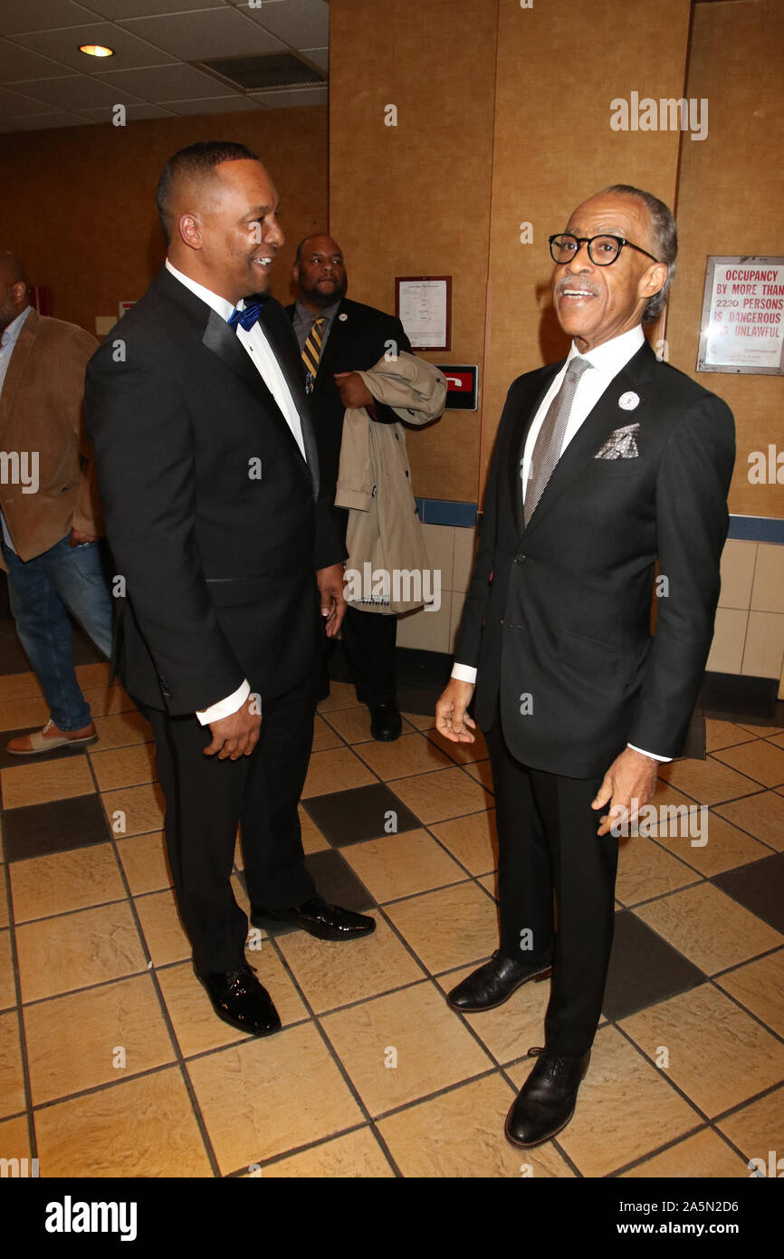 New York, NY, STATI UNITI D'AMERICA. Xxi oct, 2019. Deon Taylor e Al reverendo Sharpton al nero e blu Premiere al Regal e a piedi nella città di New York il 21 ottobre 2019. Credito: Walik Goshom/media/punzone Alamy Live News Foto Stock