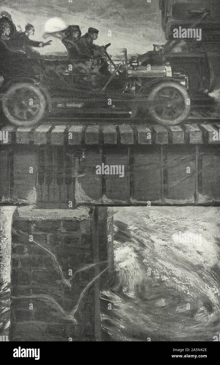 Una vecchia auto guida su un ponte ferroviario nel brutto tempo Foto Stock