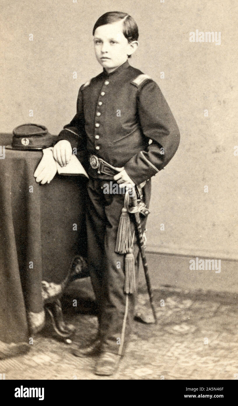Ritratto di Tad Lincoln, figlio del presidente Abraham Lincoln, in piedi, indossando un militare-stile uniforme, 1860s Foto Stock