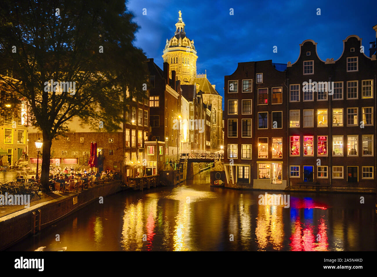Notte a Amsterdam con edifici illuminati e di un ristorante esterno, Paesi Bassi Foto Stock