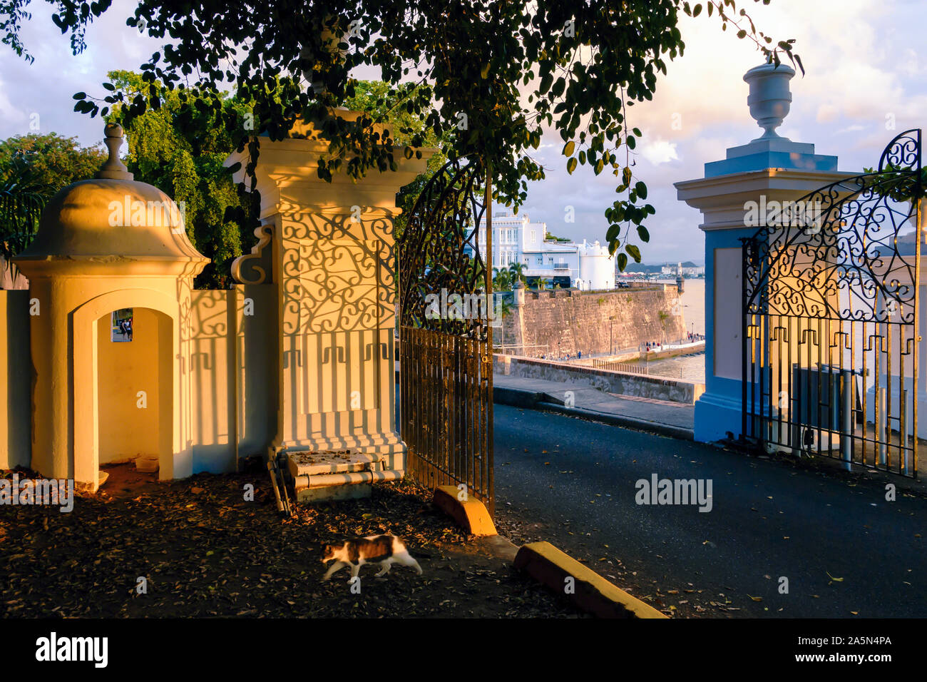 Cancello con una garitta con la Residenza del Governatore, Old San Juan, Puerto Rico Foto Stock