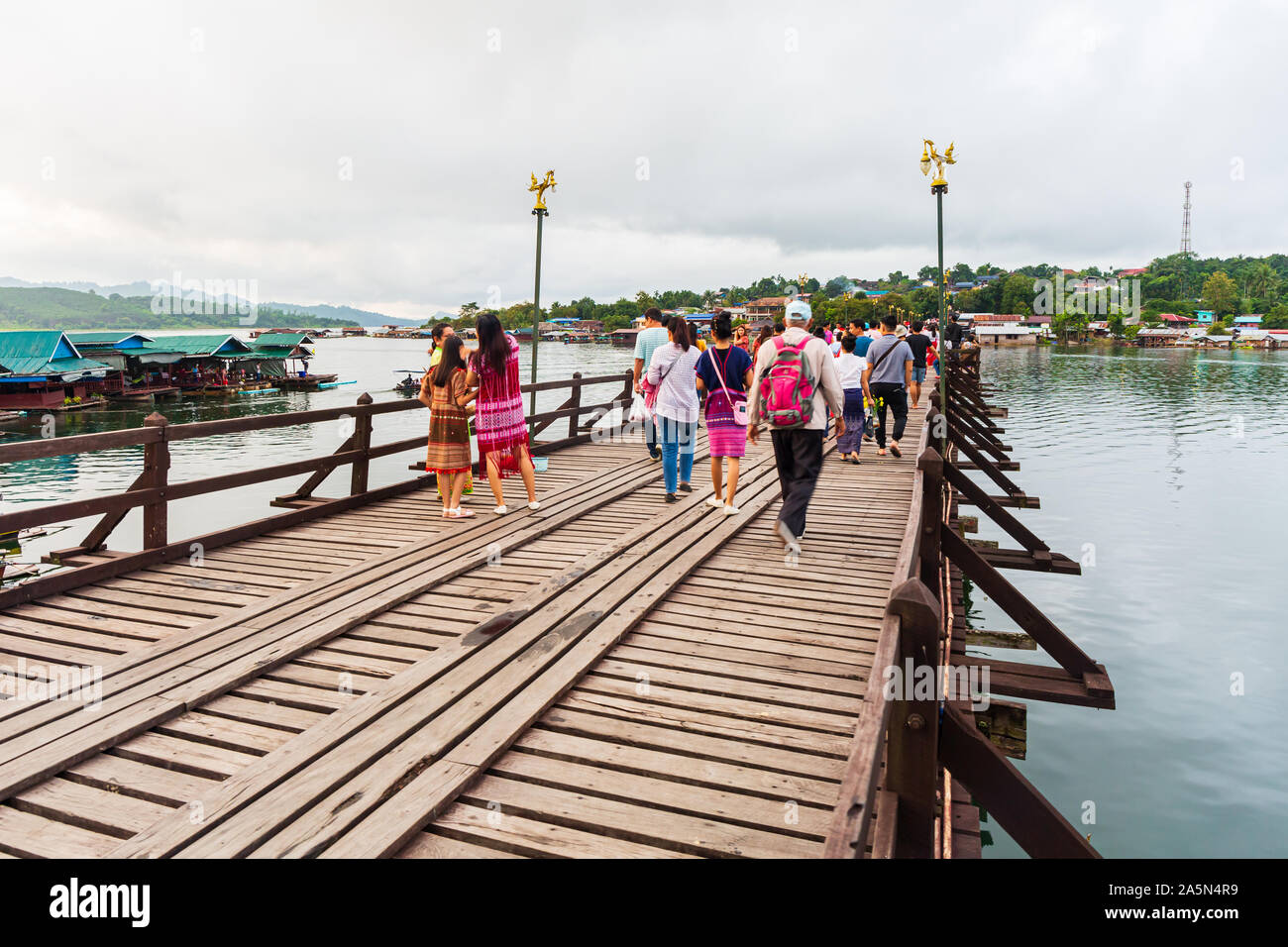 Thailandia, Kanchanaburi - Ottobre 6, 2019: Cittadini e turisti visite turistiche a Uttama Nusorn ponte di legno, Mon ponte in Thailandia,attraverso la Songgaria Foto Stock
