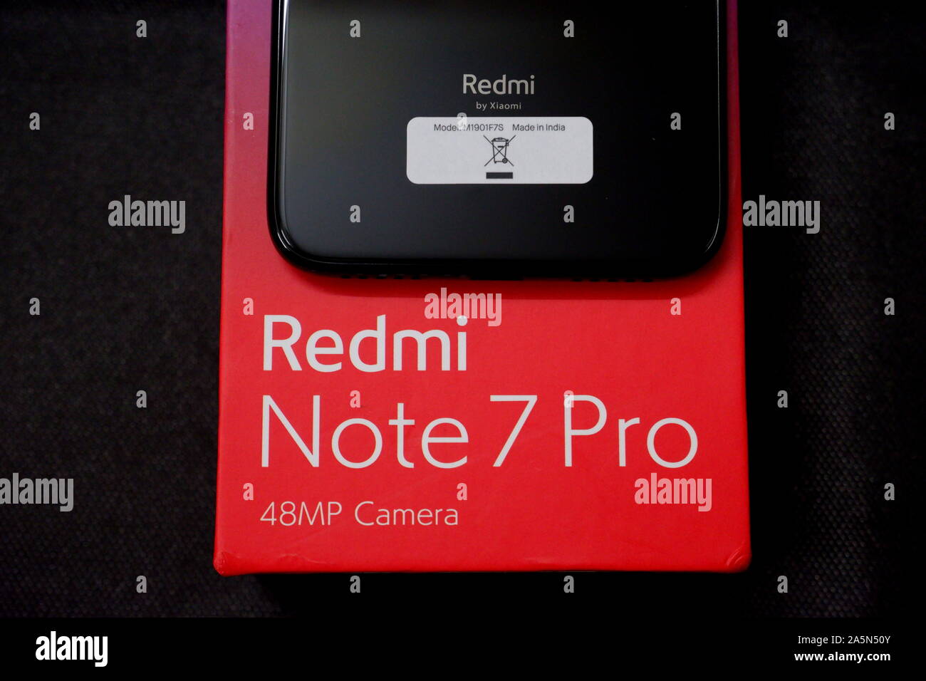 India. Xxi oct, 2019. Redmi Nota 7 Pro ha lanciato con un po' di up-la gradazione dalla precedente edizione di India.Compared al Redmi nota 7, il Redmi Nota 7 Pro porta un lieve aggiornamento interno entro un telaio simile. Uno dei cambiamenti più significativi è il passaggio verso un 48MP Sony IMX586 sensore in luogo della Samsung sensore utilizzato nel suo predecessore. Credito: SOPA Immagini limitata/Alamy Live News Foto Stock