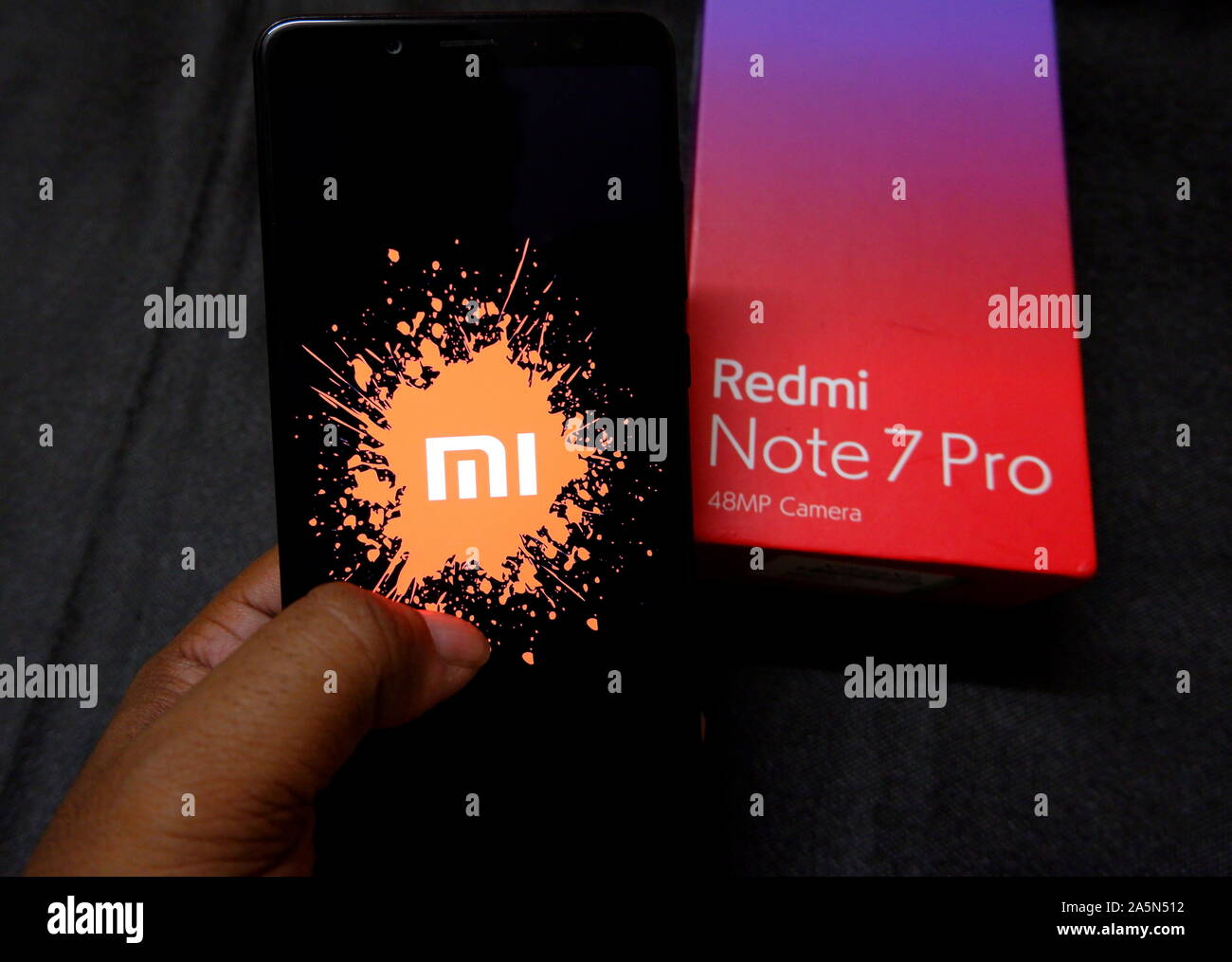India. Xxi oct, 2019. Redmi Nota 7 Pro ha lanciato con un po' di up-la gradazione dalla precedente edizione di India.Compared al Redmi nota 7, il Redmi Nota 7 Pro porta un lieve aggiornamento interno entro un telaio simile. Uno dei cambiamenti più significativi è il passaggio verso un 48MP Sony IMX586 sensore in luogo della Samsung sensore utilizzato nel suo predecessore. Credito: SOPA Immagini limitata/Alamy Live News Foto Stock