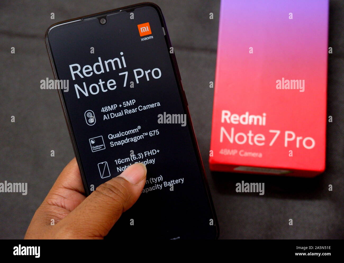 India. Xxi oct, 2019. Redmi Nota 7 Pro ha lanciato con un po' di up-la gradazione dalla precedente edizione di India.Compared al Redmi nota 7, il Redmi Nota 7 Pro porta un lieve aggiornamento interno entro un telaio simile. Uno dei cambiamenti più significativi è il passaggio verso un 48MP Sony IMX586 sensore in luogo della Samsung sensore utilizzato nel suo predecessore. Credito: SOPA Immagini limitata/Alamy Live News Foto Stock