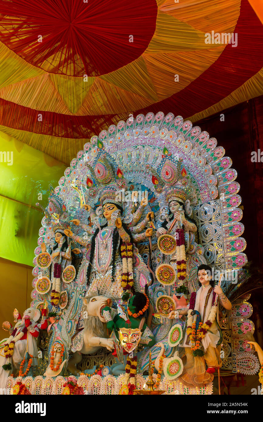 Una vista di Durga Idiol all'interno Puja Pandal Foto Stock