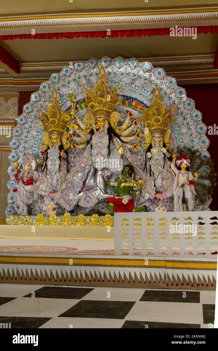 Una vista di Durga Idiol all'interno Puja Pandal Foto Stock