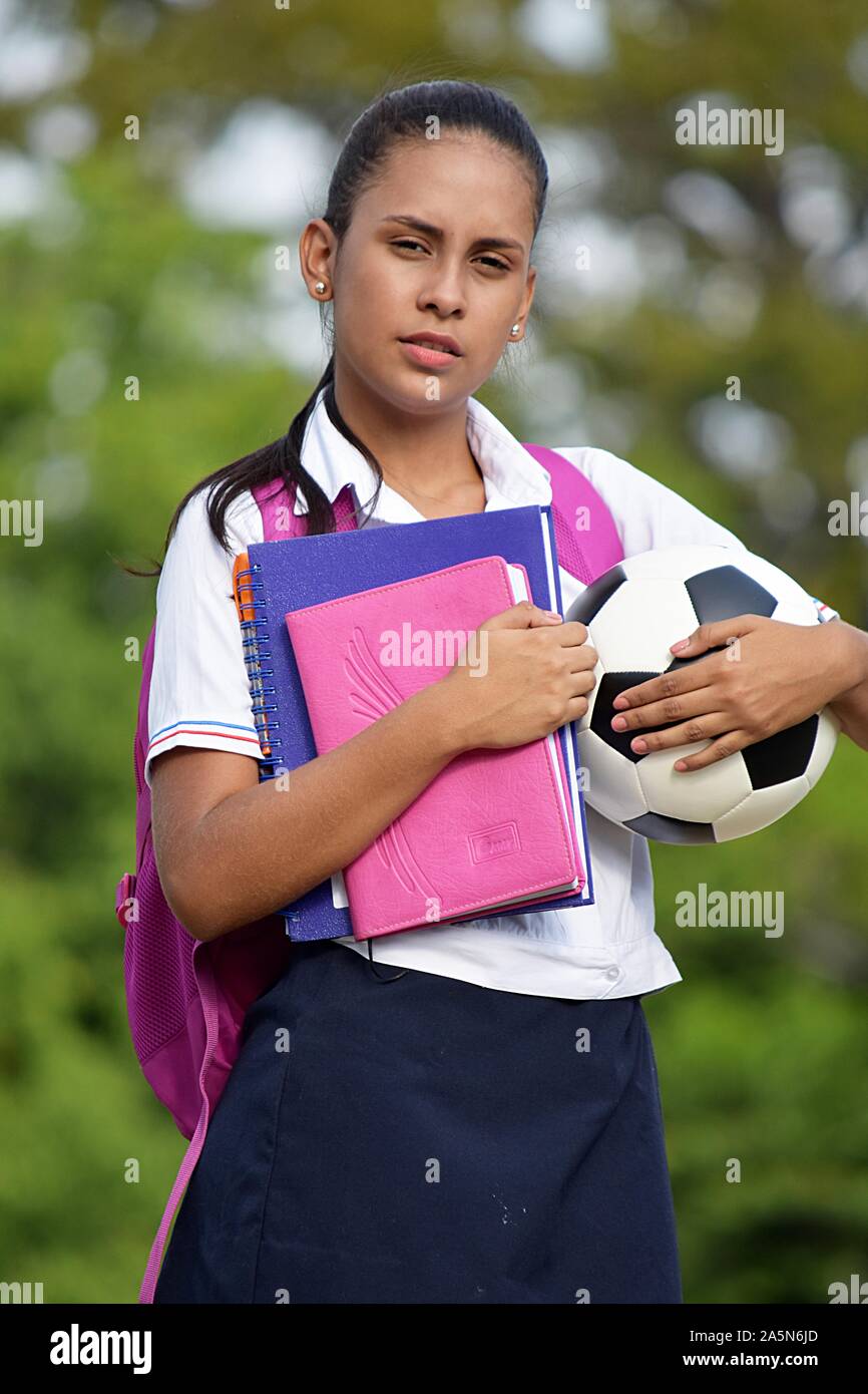 Studentessa atleta con pallone da calcio Foto Stock