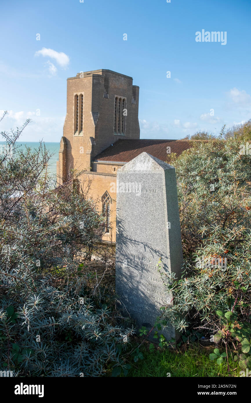 St Leonard Chiesa, che si affaccia sul mare dal sito della vecchia Saint Leonard's Church St Leonards-on-Sea, East Sussex, Regno Unito Foto Stock