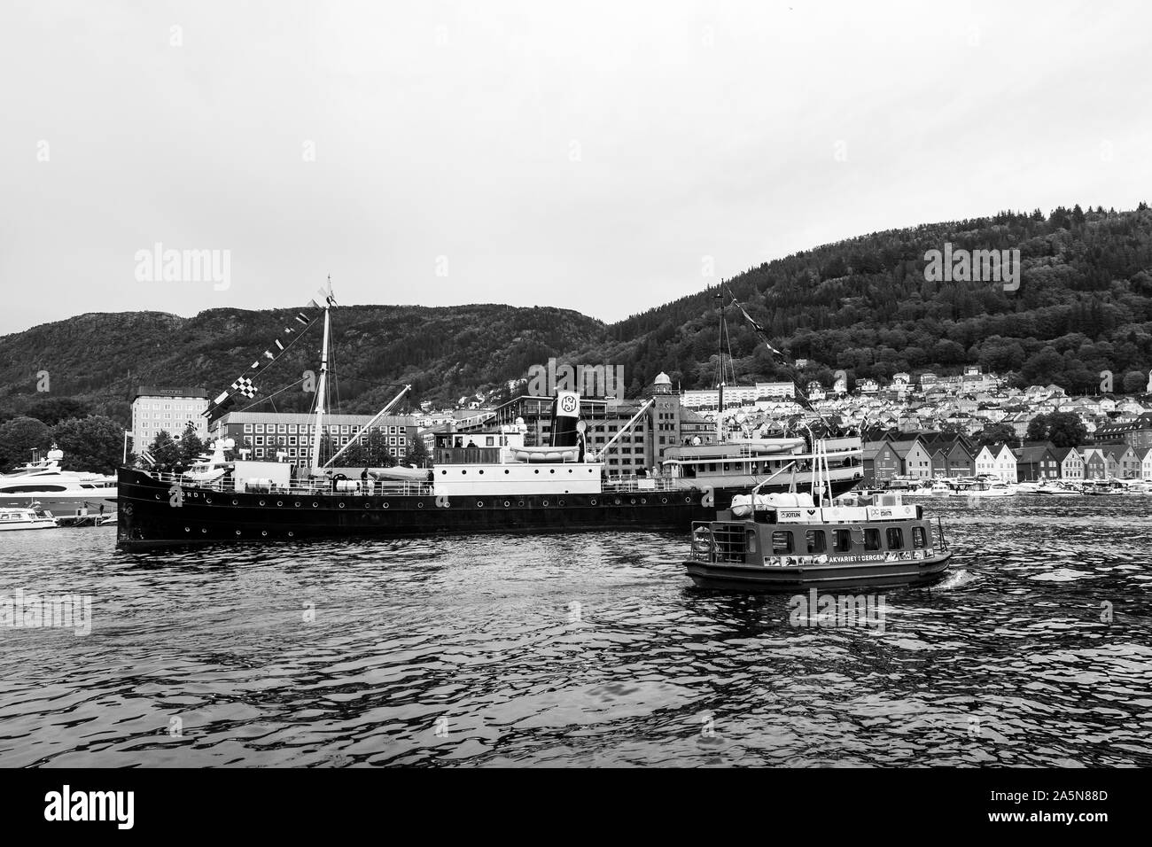Veterano di passeggeri della nave a vapore Stord 1, costruito nel 1913. Partenza dal porto di Bergen, Norvegia. Sale riunioni piccolo porto Vaagen traghetto. Torgdagen 2019. Foto Stock