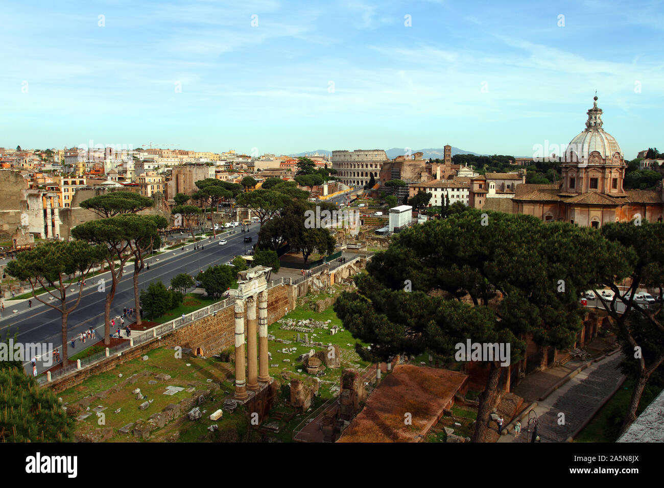 Roma, Italia - 7 Maggio 2015: vista aerea dei Fori Imperiali di Roma con il Colosseo in background Foto Stock