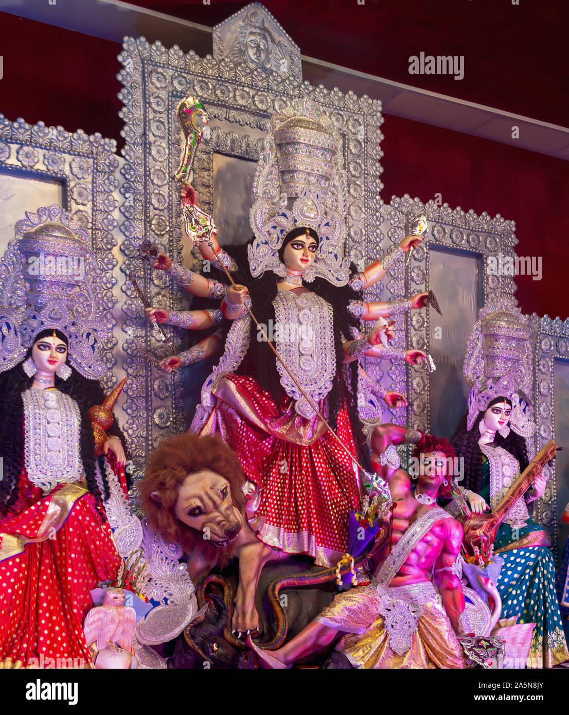 Una vista di Durga Idiol all'interno Puja Pandal Foto Stock
