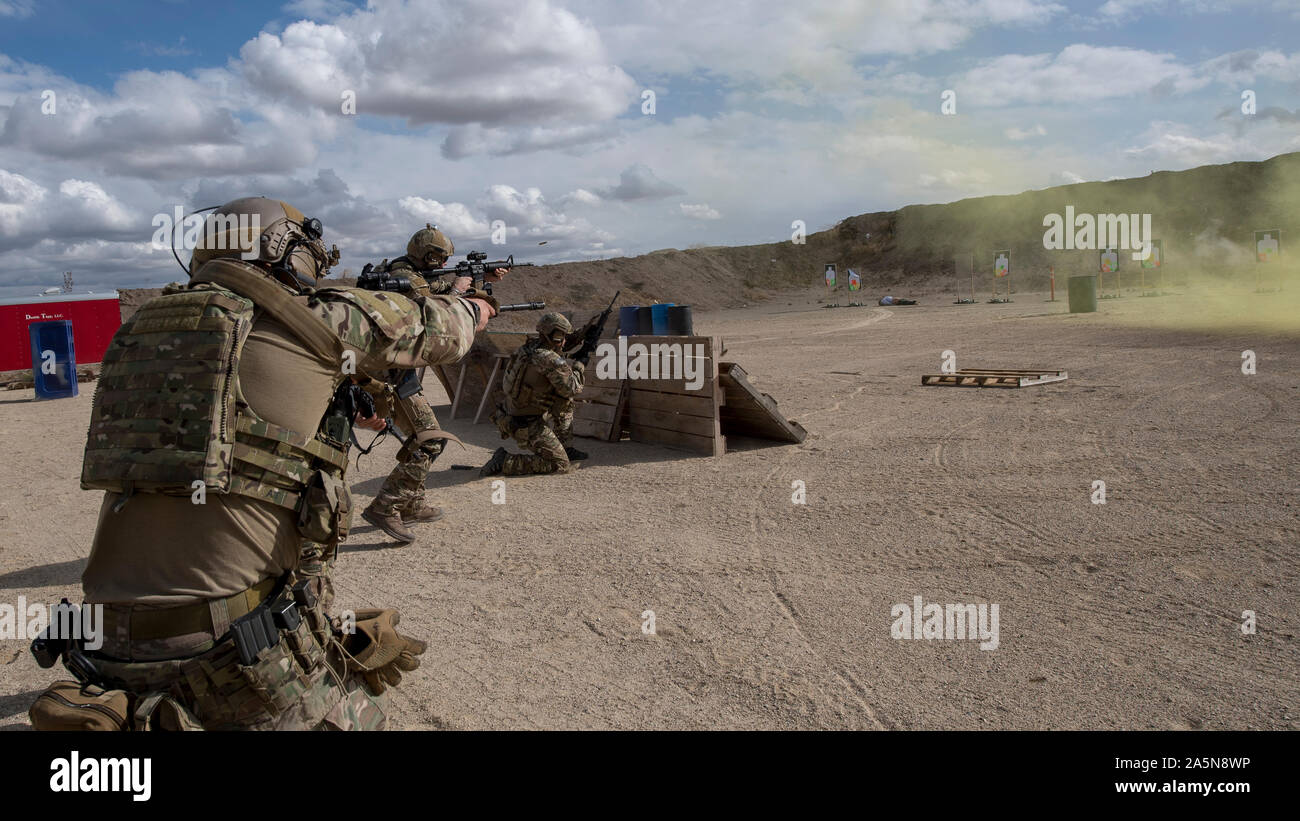 Special Warfare Tactical air parte di controllo aviatori da 124aria supportano operazioni squadrone di partecipare a un'esercitazione a fuoco nei pressi di campo Gowen Boise, Idaho, Ottobre 17, 2019. L'esercizio incorporato tactical combat casualty care l'apprendimento in aula e le mani sulla formazione in una varietà di live-fire casualty care scenari. (U.S. Air National Guard foto di Senior Master Sgt. Joshua C. Allmaras) Foto Stock