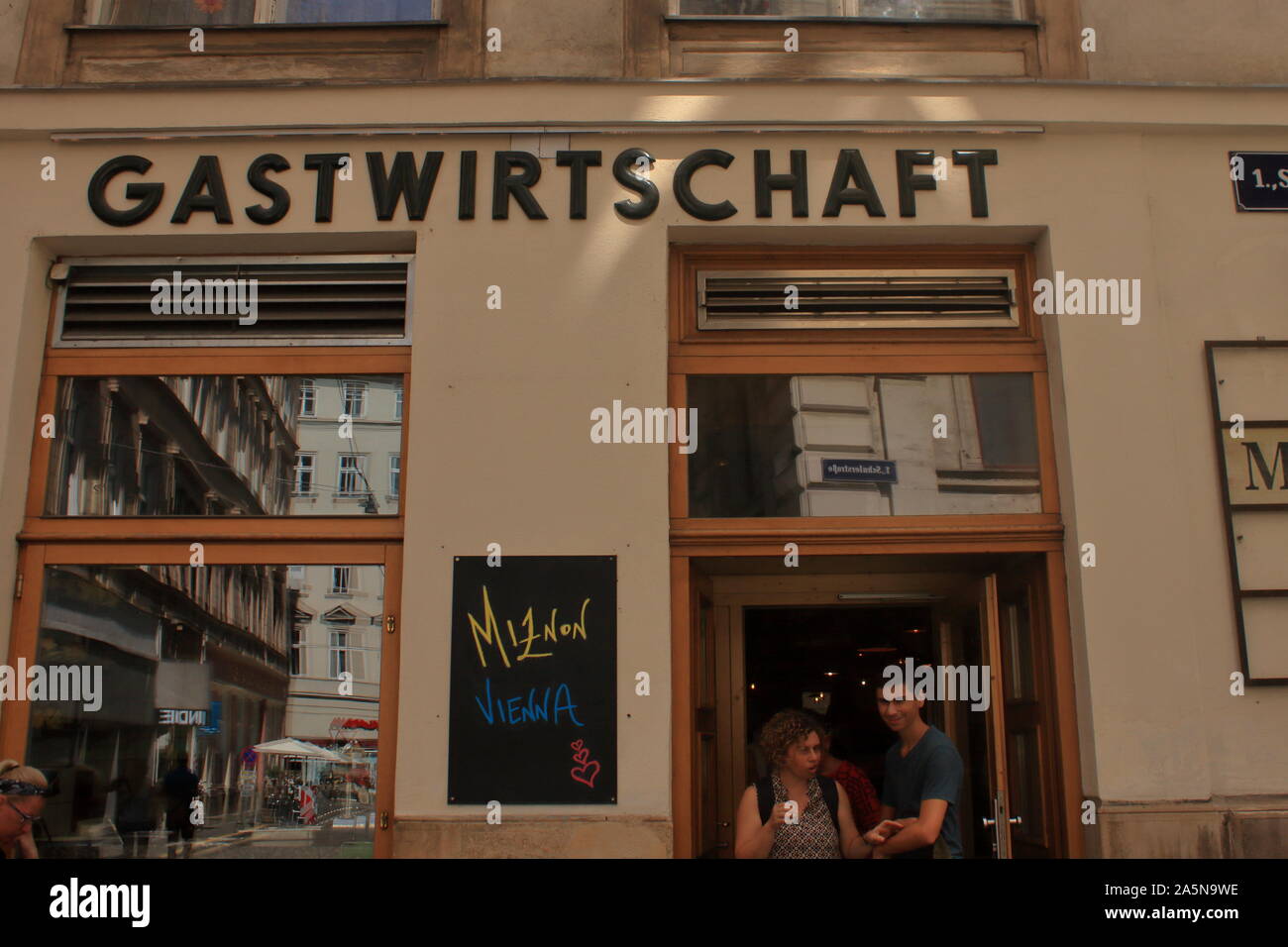 Due persone uscire da un negozio di alimentari in Wien Foto Stock