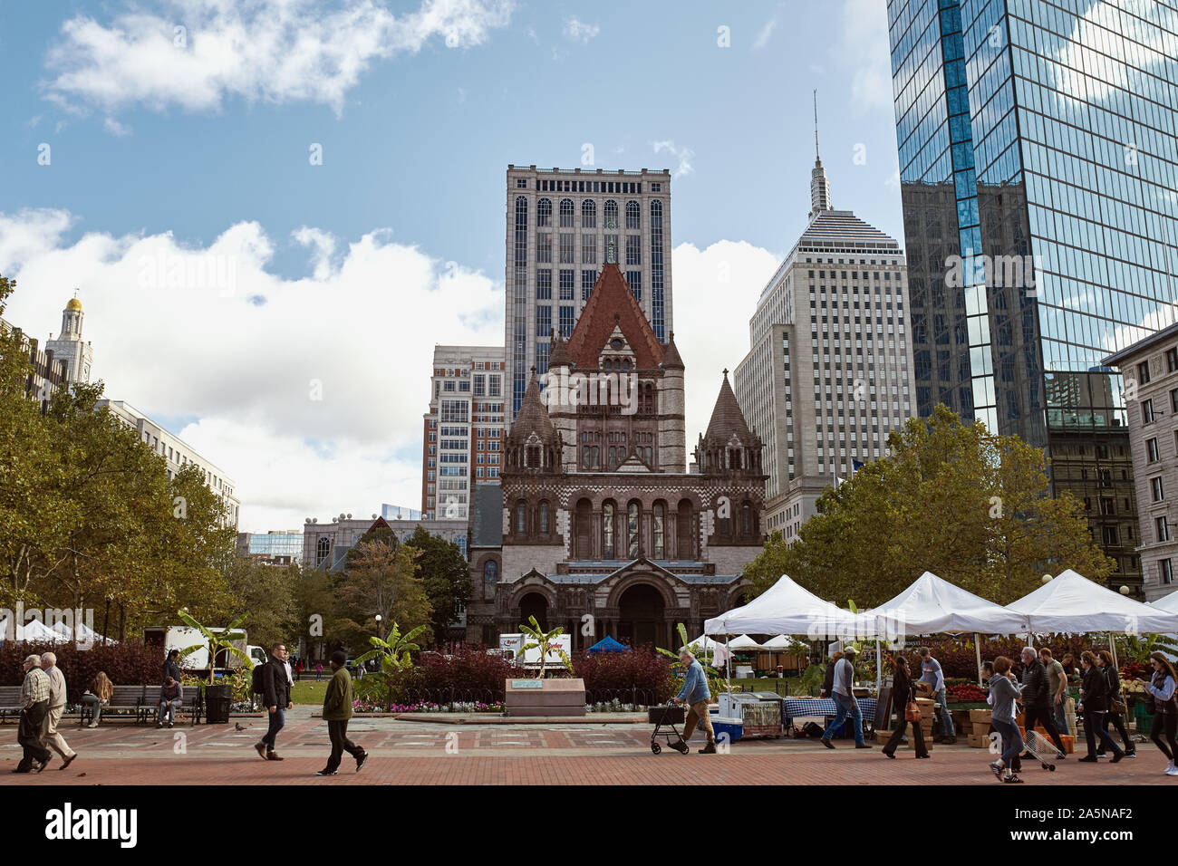 Boston, Massachusetts - Ottobre 3rd, 2019: mercato degli agricoltori a Copley Square con la vista della Chiesa della Trinità in background in Back Bay neighborhood Foto Stock