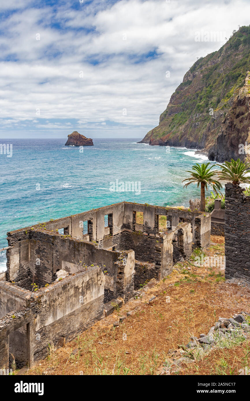 Rovine del villaggio di pescatori Calhau a Sao Jorge, di Madera Foto Stock