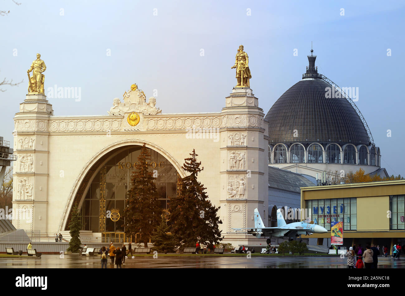 Foto paesaggio luminoso autunno museo della Cosmonautica di Mosca Foto Stock