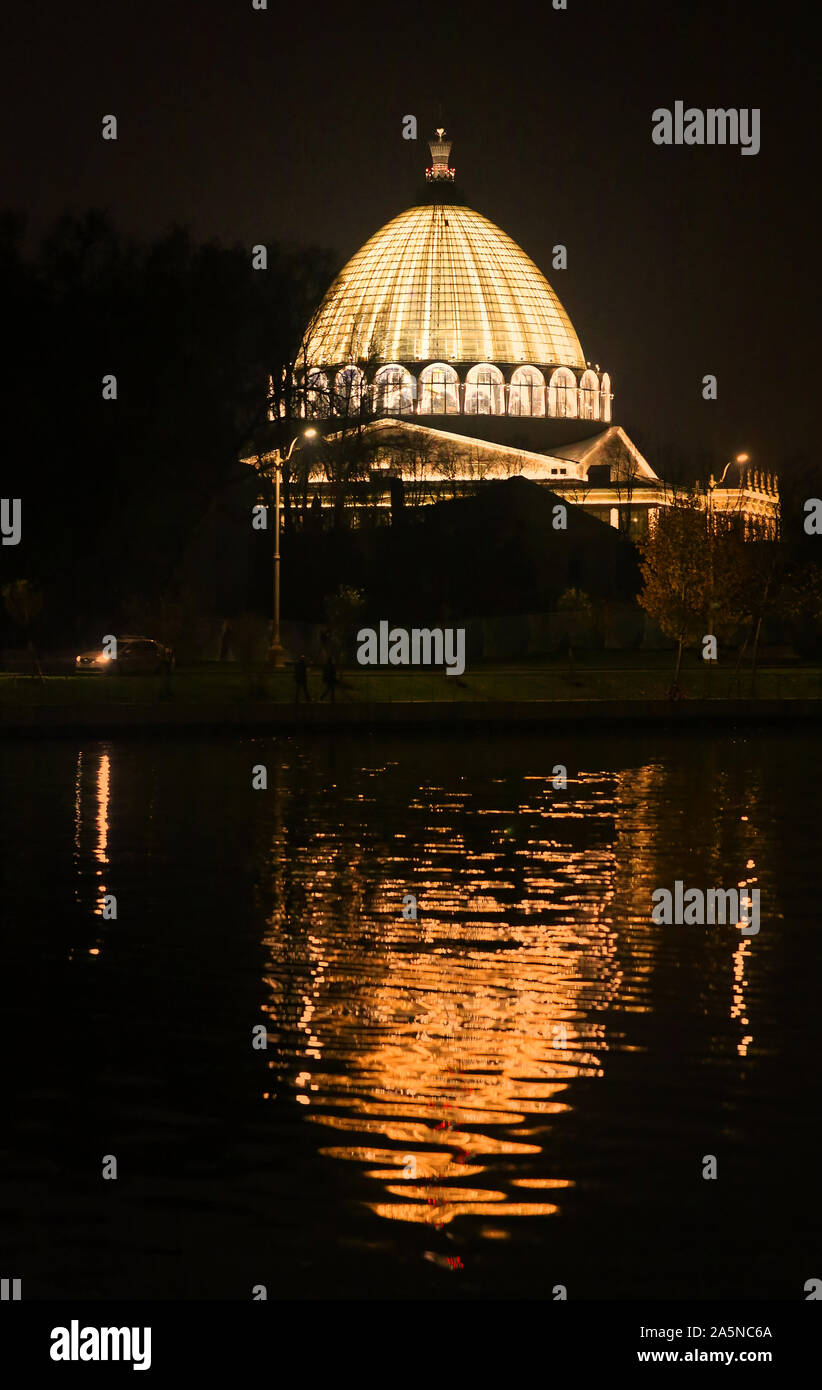 Foto paesaggio luminoso autunno museo della Cosmonautica di Mosca Foto Stock