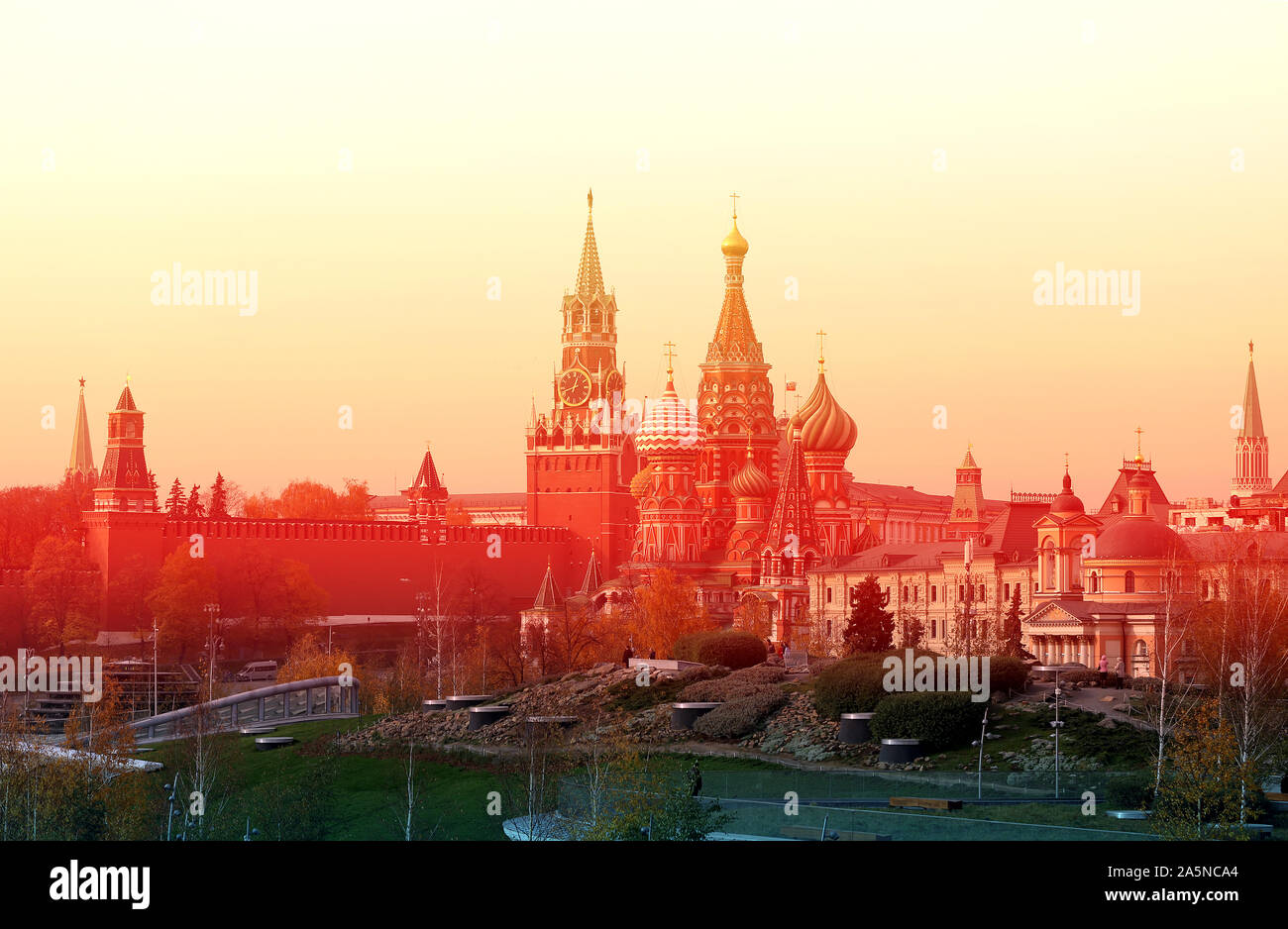 Foto paesaggio luminoso autunno del Cremlino di Mosca in occidente Foto Stock