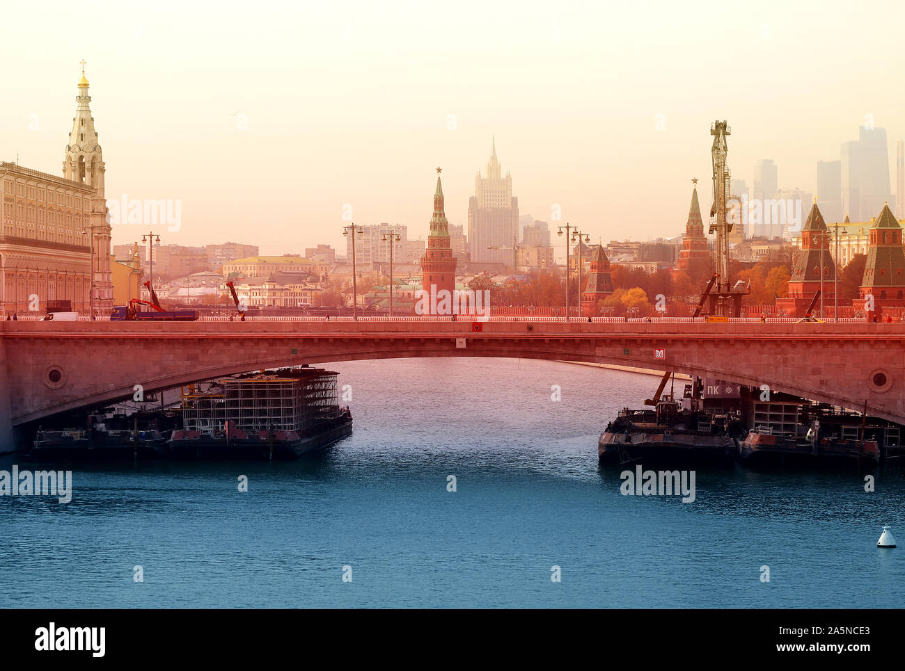 Foto paesaggio luminoso autunno del Cremlino di Mosca in occidente Foto Stock