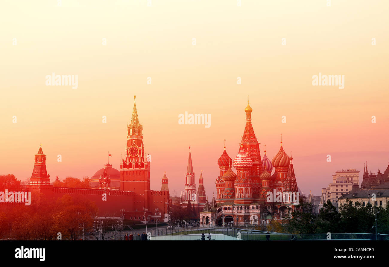 Foto paesaggio luminoso autunno del Cremlino di Mosca in occidente Foto Stock