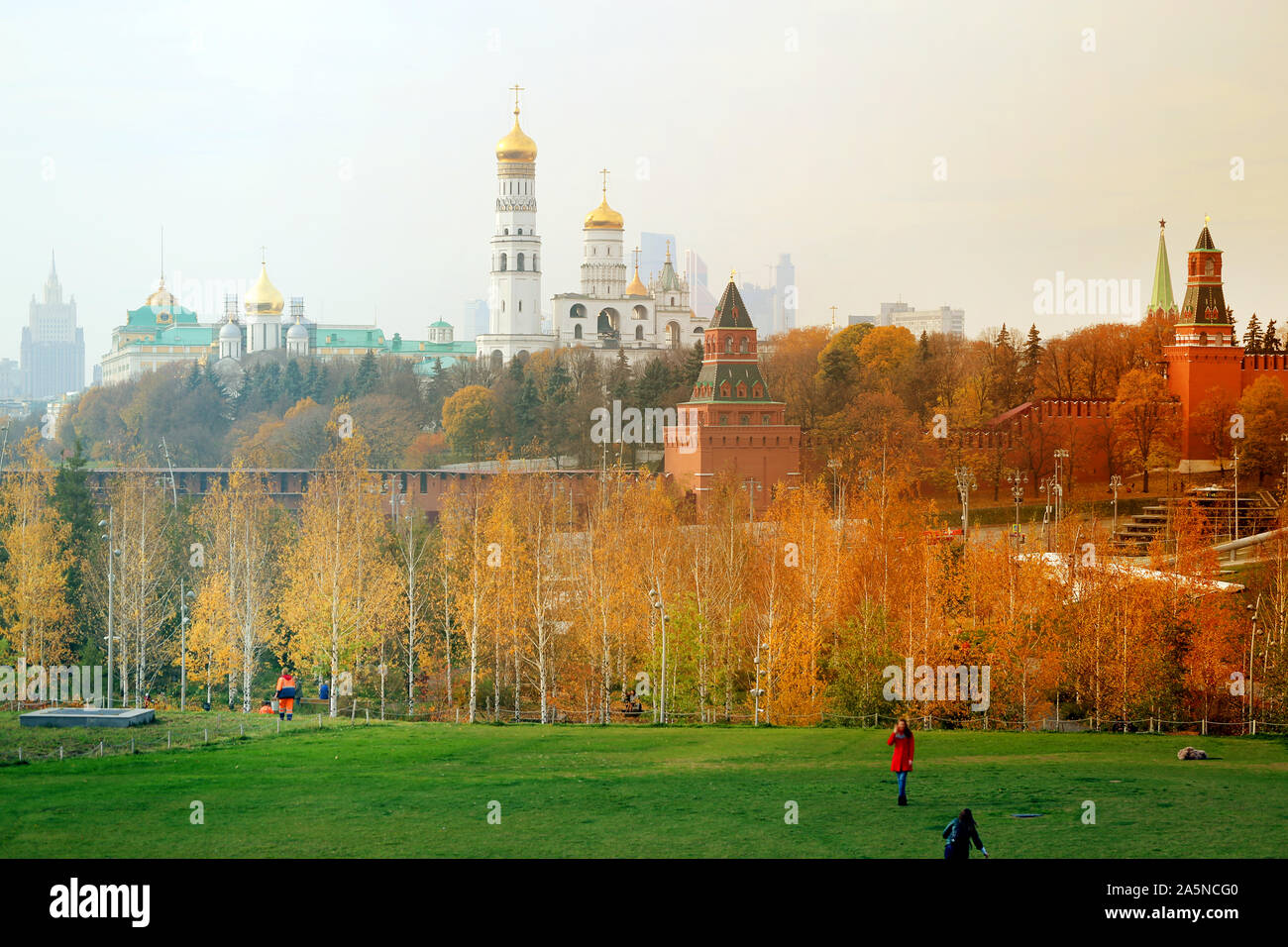 Foto paesaggio luminoso autunno del Cremlino di Mosca in occidente Foto Stock