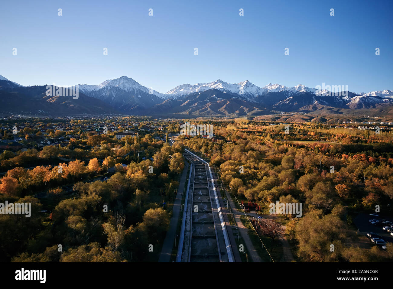 Vista aerea dell'autunno le montagne ed il fiume Almatinka, Almaty, Kazakhstan. Foto Stock