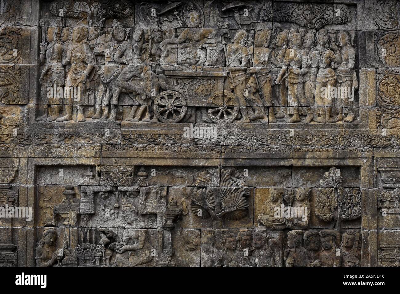 Rilievi sul tempio di Borobudur, Giava centrale, Indonesia. Foto Stock