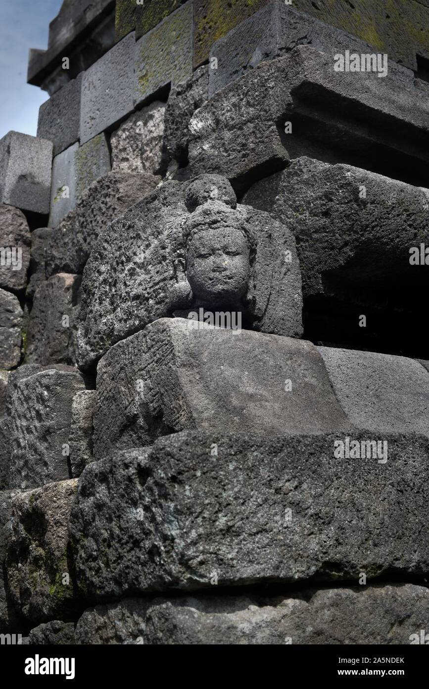 Immagine del Buddha al tempio Mendut, Giava centrale, Indonesia. Foto Stock