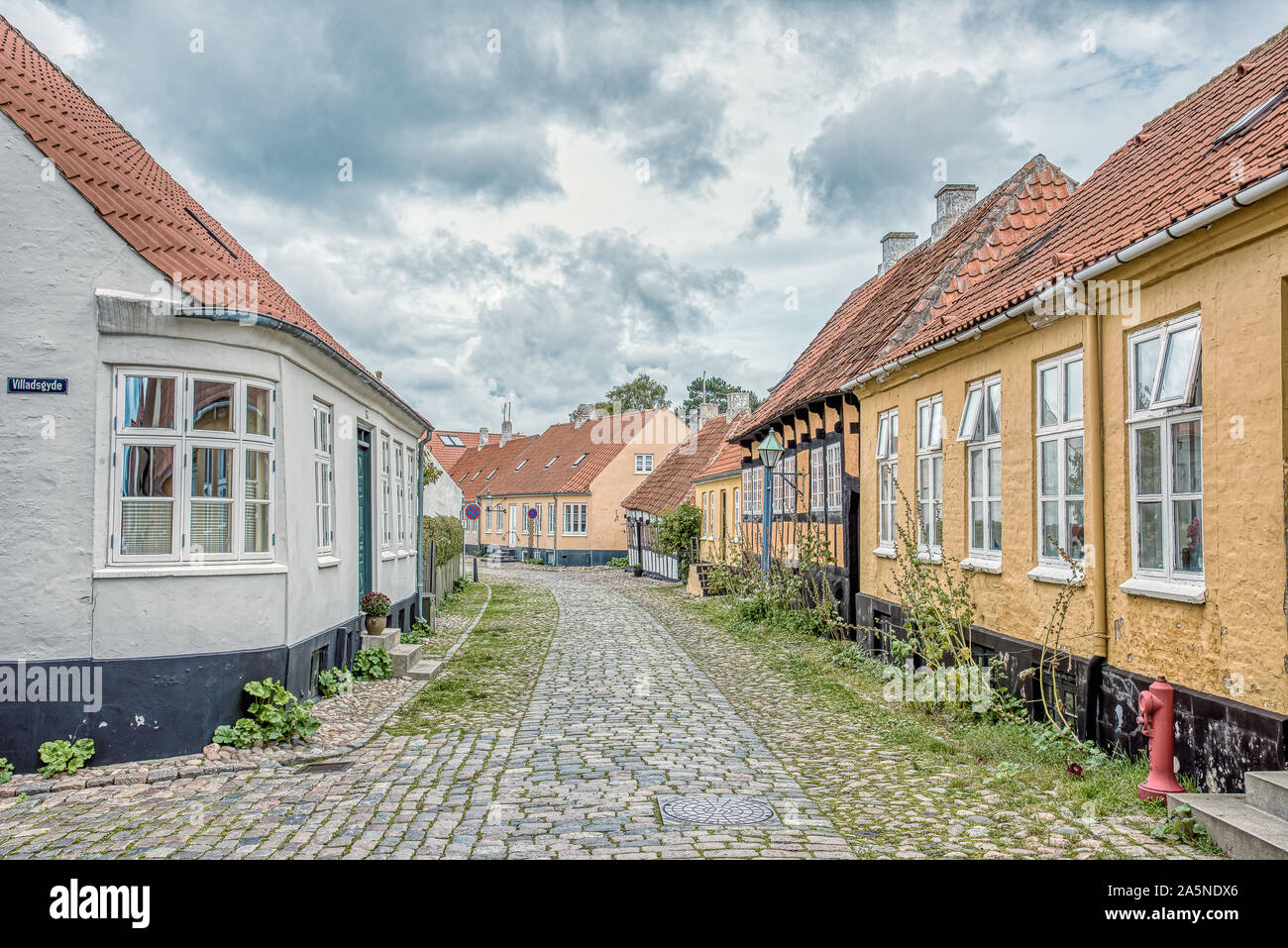 Il pittoresco streetwiev di un antico vicolo in Ebeltoft, Danimarca, 9 settembre 2019 Foto Stock