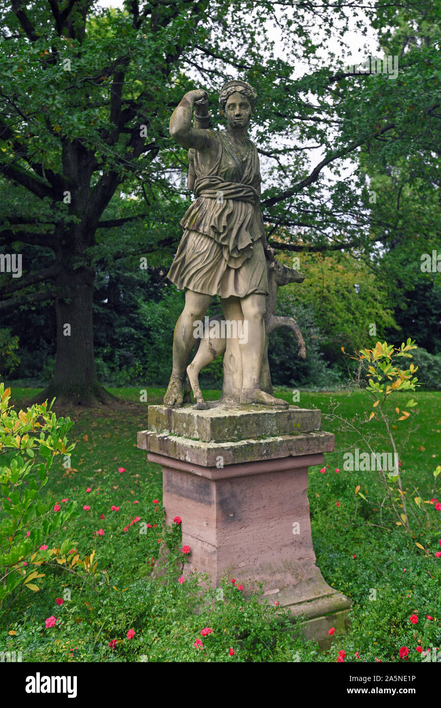 Weinheim, Germania - Ottobre 2019: scultura della dea romana del hund, luna e natura Diana raggiungendo per un fremito nel giardino di un palazzo nella città Weinhei Foto Stock