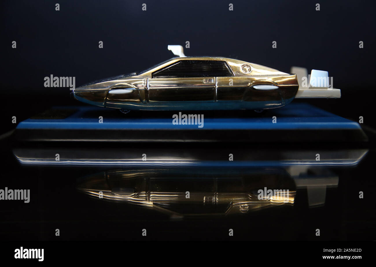 Un Corgi Golden Lotus in edizione limitata di auto dal film di James Bond film la spia che mi amava, una volta posseduto dal principe Amyn Aga Khan (stima ??9.000 - ??12.000), durante un'anteprima per il puntello del negozio di imminente poster cinema Live Auction. Foto Stock