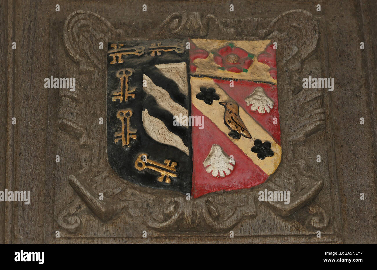 Combinati stemma di Exeter College Oxford University il badge o cresta è incisa o in rilievo sulla grande porta per la Libreria di Bodleian Foto Stock