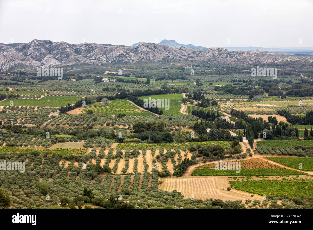 Vista panoramica sulla valle del Luberon dal famoso Les Baux de Provence borgo medievale nel sud della Francia Foto Stock