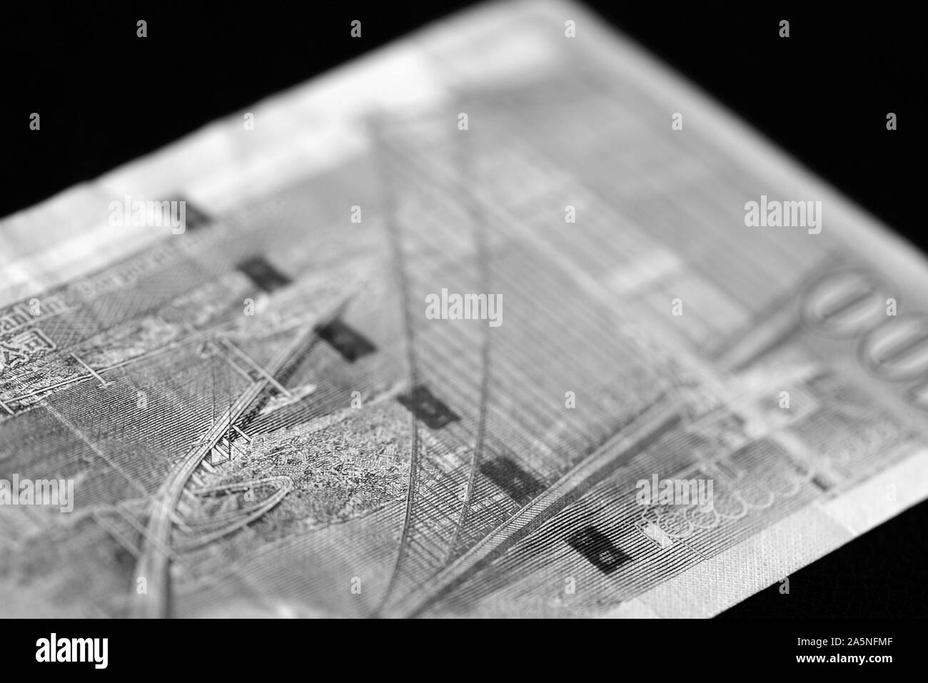 Un centinaio di dollari di Hong Kong banconota su sfondo scuro vicino. In bianco e nero Foto Stock