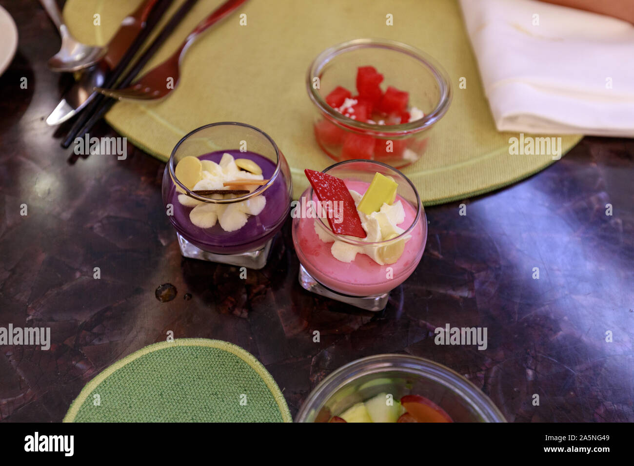 I diversi colori di dessert torta in luxury hotel Prima colazione a buffet, ristorante interno Foto Stock