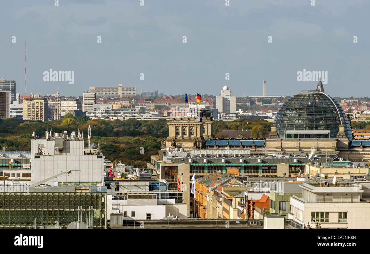 Vista aerea del centro storico di Berlino, Germania, dalla cupola della cattedrale Foto Stock