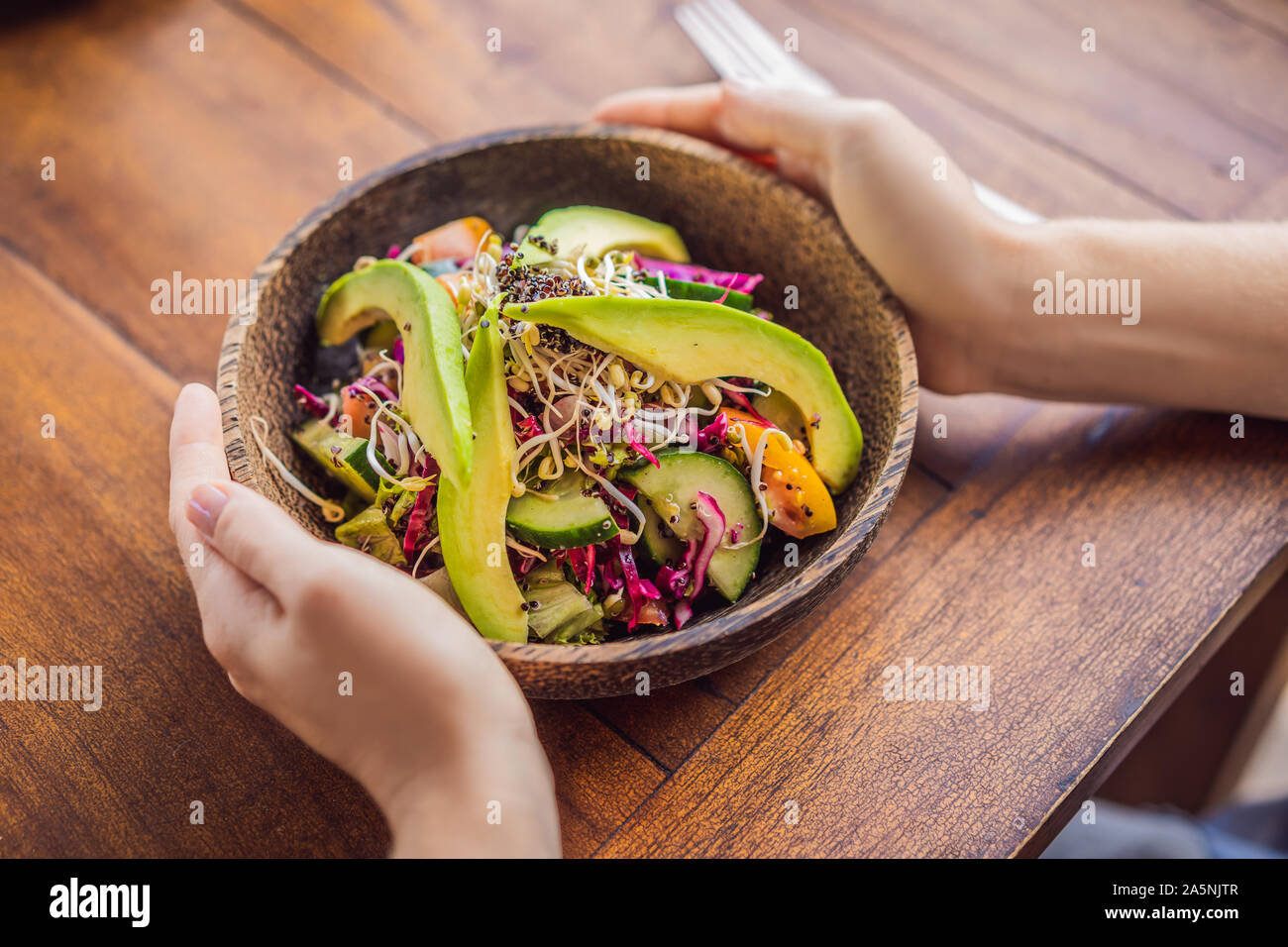 Insalata mista con la quinoa e avocado su uno sfondo di legno cibo sano concetto. Cibo vegetariano concept Foto Stock