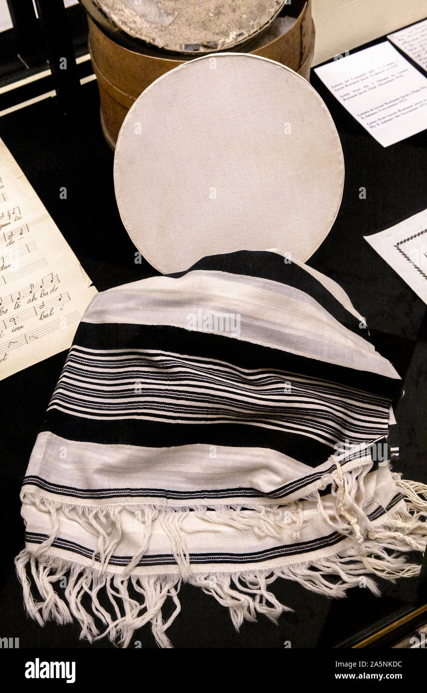 Scialle che gli ebrei usano per pregare immagini e fotografie stock ad alta  risoluzione - Alamy
