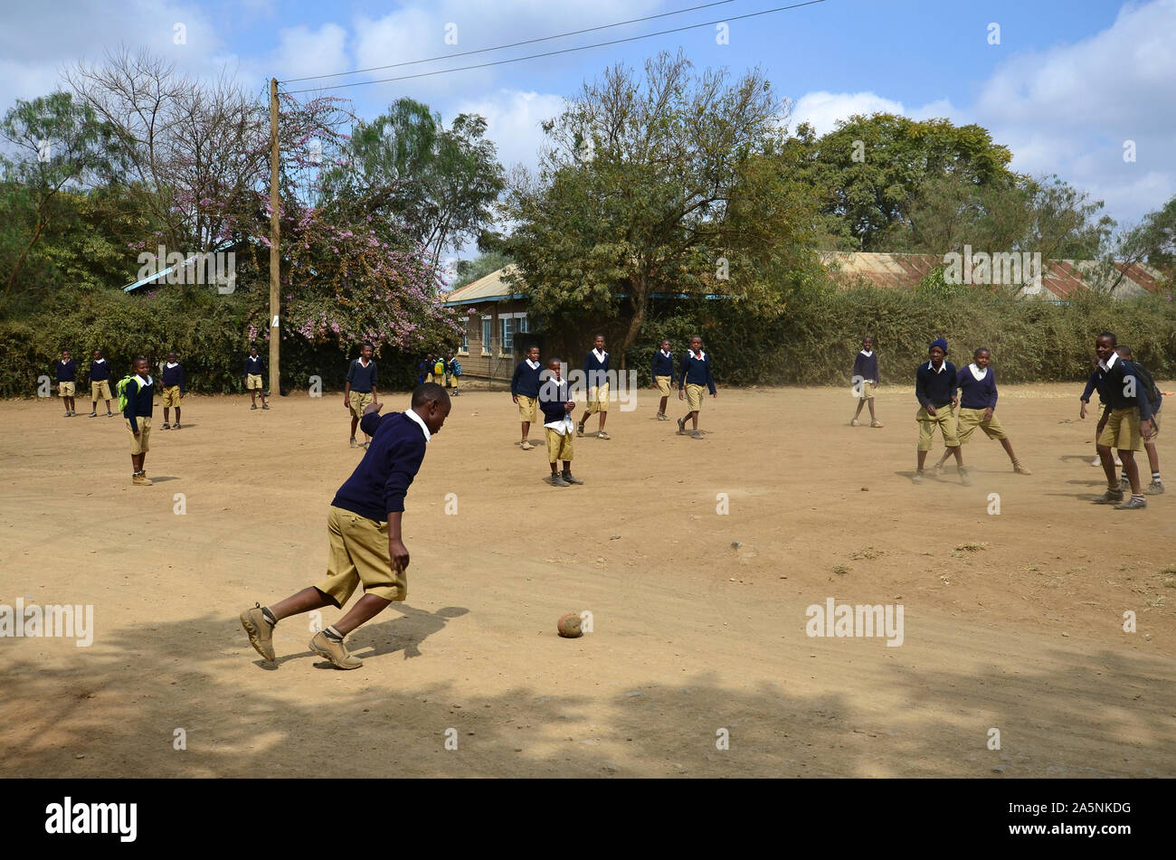 ARUSHA, TANZANIA- 10. Luglio 2013. La scuola dei bambini che giocano a calcio nel cortile. Foto Stock
