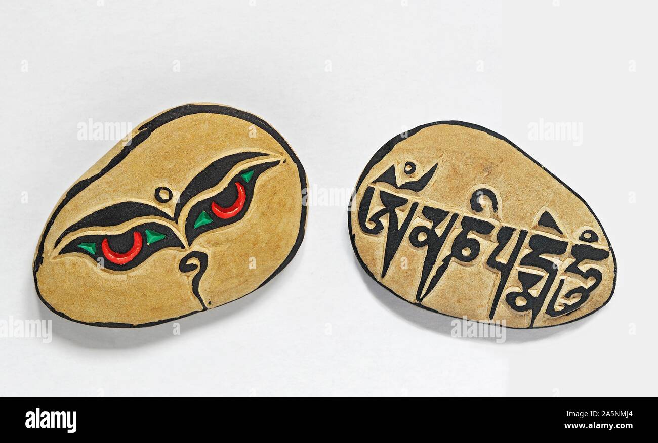 Mani pietre, Tibetani, rdo ma ni, Om mani padme hum in tibetano script, negozio di souvenir dal Tibet Foto Stock